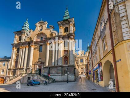 Die Römisch-Katholische Kirche der Heiligen Maria Magdalena aus dem 18. Jahrhundert, die griechische katholische Kathedrale in der Ferne, in Przemysl, Malopolska, Polen Stockfoto