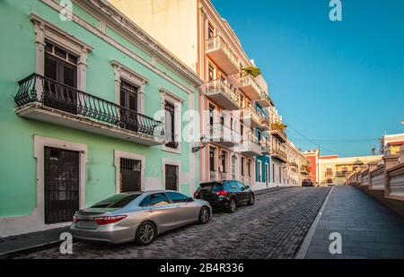 Gepflasterte Straße mit bunten Häusern im alten San Juan, Puerto Rico. Stockfoto