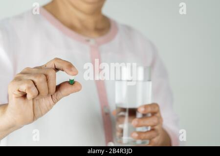 Medizin in der Hand- und Gesundheitsbranche von Frauen Stockfoto