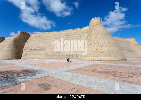 Mutter- und Sohn-Touristen, die an den Wänden der Arche, Buchara, Usbekistan spazieren gehen Stockfoto