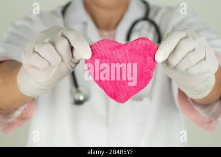 World Heart Health Day Concept und Healthcare Medical Insurance mit Arzt mit Stethoskop, das rotes Herz hält Stockfoto
