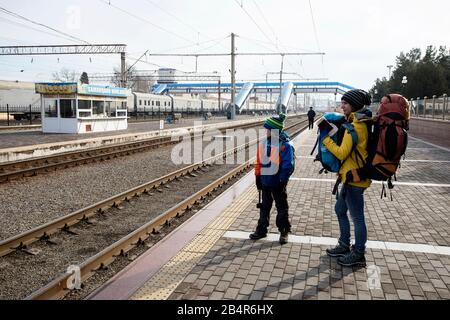 Mutter und Sohn Touristen warten auf Samarkand zum Buchara Schnellzug, Samarqand Bahnhof, Samarkand, Usbekistan Stockfoto