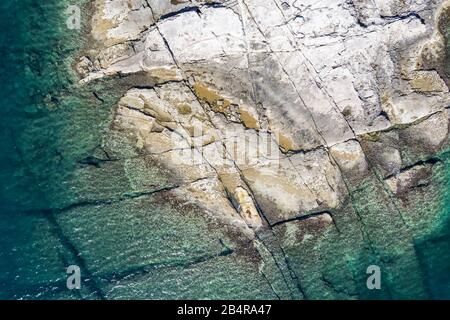 Ein Luftblick auf den Strand mit flachen, felsigen Klippen, die im Meer untertauchen, Duga Uvala, Istrien, Kroatien Stockfoto