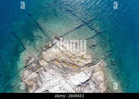 Ein Luftblick auf den Strand mit flachen, felsigen Klippen, die im Meer untertauchen, Duga Uvala, Istrien, Kroatien Stockfoto