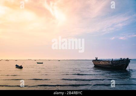 Wunderschöner Himmel bei Sonnenuntergang und Angelboot auf dem Meer Stockfoto