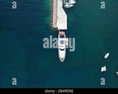 Luftaufnahme von Luxusyacht und Schnellbooten Katamaran Yachthafen im Hafen des berühmten touristenattraktionen der stadt sivota, Griechenland epirus Stockfoto