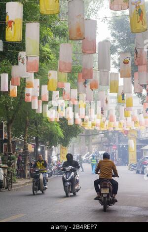 Hanoi Vietnam - Phung hing Straße mit Laternen dekoriert während der Tet-Saison, Hanoi, Vietnam, Südost-Asien. Stockfoto