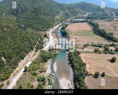 Ioannina burazani Konitsa Griechenland alte Brücke von der deutschen Armee gebaut. Neu wurde 2008 in Verbindung mit traditionellen Steinbrücken Gebaut, Die Es den Fluss Aoos überbrückt Stockfoto