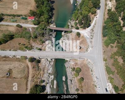 Ioannina burazani Konitsa Griechenland alte Brücke von der deutschen Armee gebaut. Neu wurde 2008 in Verbindung mit traditionellen Steinbrücken Gebaut, Die Es den Fluss Aoos überbrückt Stockfoto