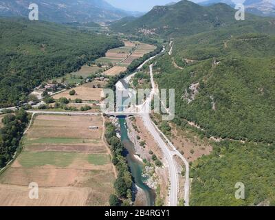 Ioannina burazani Konitsa Griechenland alte Brücke von der deutschen Armee gebaut. Neu wurde 2008 in Verbindung mit traditionellen Steinbrücken Gebaut, Die Es den Fluss Aoos überbrückt Stockfoto