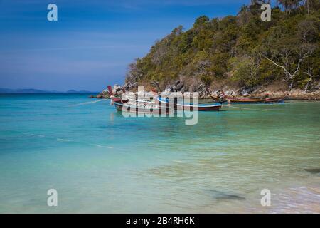 Fischerboote. Boote befinden sich in der Bucht. Thailand Stockfoto