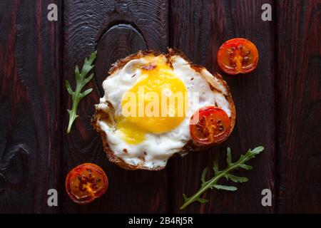 Sandwiches mit Ei, dekoriert mit gerösteten Tomaten und Arugula Stockfoto