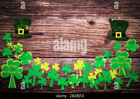 St. Patricks Day, festlicher Leprechaun Hut und grüne Shamrocks auf Holz Stockfoto