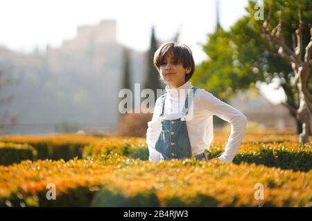Acht Jahre altes Mädchen hat Spaß in einem städtischen Park Stockfoto