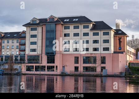 Athlon, Irland - 23. Februar 2020: Radisson Blue Hotlel am Ufer des Flusses Shanon in Irland. Stockfoto