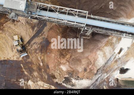 Bagger in einer Holzfabrik Draufsicht Stockfoto