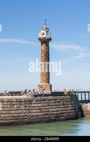 Ein Nahaufnahme des Whitby Harbour West Leuchtturms von der Küstenstadt Whitby, Yorkshire in Nordengland. Stockfoto