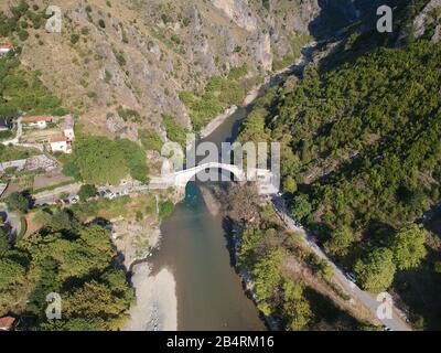 Ioannina konitsa historische alte traditionelle Steinbrücke der Aoos-Flussschlucht in den Bergen von pindos nahe Zagorochoria griechenland epirus Stockfoto