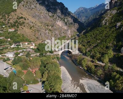 Ioannina konitsa historische alte traditionelle Steinbrücke der Aoos-Flussschlucht in den Bergen von pindos nahe Zagorochoria griechenland epirus Stockfoto