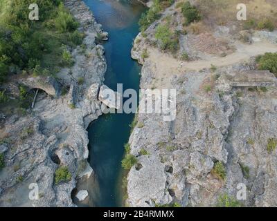 Ioannina griechenland Brückenruinen Burazani Molyvdoskepasto, Aoos Fluss griechische albanische Grenzen, konitsa epirus griechische Armee in den vierziger Jahren der italienischen Invasion gesprengt Stockfoto