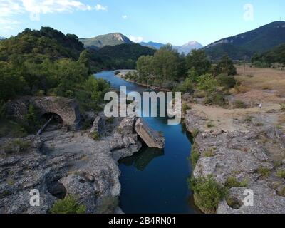 Ioannina griechenland Brückenruinen Burazani Molyvdoskepasto, Aoos Fluss griechische albanische Grenzen, konitsa epirus griechische Armee in den vierziger Jahren der italienischen Invasion gesprengt Stockfoto