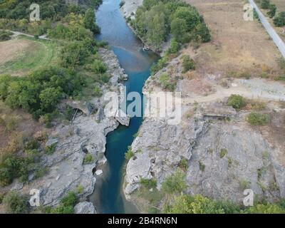 Ioannina griechenland Brückenruinen Burazani Molyvdoskepasto, Aoos Fluss griechische albanische Grenzen, konitsa epirus griechische Armee in den vierziger Jahren der italienischen Invasion gesprengt Stockfoto