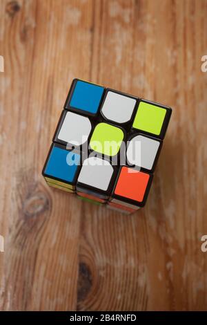 Eine weiße Gänseblümchen auf einem Rubix-Würfel, eine Bühne in der Nähe der Fertigstellung Stockfoto