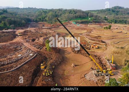 Chongqing. März 2020. Das Luftbild vom 6. März 2020 zeigt Arbeiter, die am Standort des ökologischen Restaurierungsprojekts im Distrikt Guangyang Insel Nan'an im Südwesten Chinas Chongqing arbeiten. Es wurden eine Reihe ökologischer Wiederherstellungsmaßnahmen ergriffen, um die Flora der Insel auf mehr als 430 Arten wiederherzustellen und mehr Tieren Lebensraum zu bieten, um hier ein gutes natürliches ökologisches Umweltsystem zu bilden. Credit: Wang Quanchao/Xinhua/Alamy Live News Stockfoto