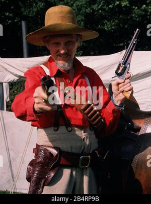 Texanischer Reenaktor mit Shotgun und Pistolen 1889 Mitglied der Spearfish Creek Re-enactment Society. Stockfoto