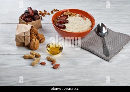 Haferbrei mit Obst auf Holzgrund Stockfoto