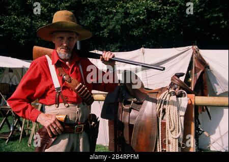 Texanischer Reenaktor mit Shotgun und Pistolen 1889 Mitglied der Spearfish Creek Re-enactment Society Stockfoto