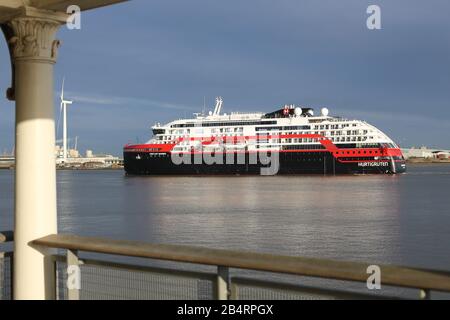 Gravesend, Großbritannien. März 2020. Erstmals ist ein batteriebetriebenes Kreuzfahrtschiff auf der Themse angekommen. Die 140 Meter lange MS Fridtjof Nansen segelte den Fluss hinauf und moorierte heute Morgen um 8 Uhr am Kreuzfahrthalle Tilbury. Hurtigruts Schiff ist ein identisches Schwesterschiff mit MS Roald Amundsen, dem weltweit ersten hybrid betriebenen Kreuzfahrtschiff. Das neue Schiff ruft vor ihren ersten Reisen eine besondere Schaufenstervorführung an. Gutschrift: Rob Powell/Alamy Live News Stockfoto