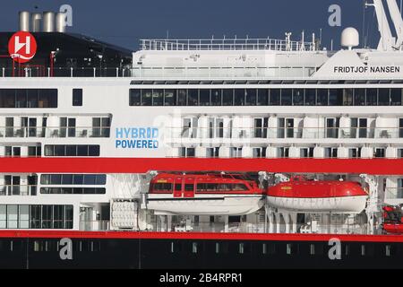 Gravesend, Großbritannien. März 2020. Erstmals ist ein batteriebetriebenes Kreuzfahrtschiff auf der Themse angekommen. Die 140 Meter lange MS Fridtjof Nansen segelte den Fluss hinauf und moorierte heute Morgen um 8 Uhr am Kreuzfahrthalle Tilbury. Hurtigruts Schiff ist ein identisches Schwesterschiff mit MS Roald Amundsen, dem weltweit ersten hybrid betriebenen Kreuzfahrtschiff. Das neue Schiff ruft vor ihren ersten Reisen eine besondere Schaufenstervorführung an. Gutschrift: Rob Powell/Alamy Live News Stockfoto