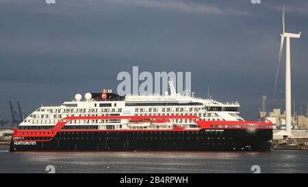 Gravesend, Großbritannien. März 2020. Erstmals ist ein batteriebetriebenes Kreuzfahrtschiff auf der Themse angekommen. Die 140 Meter lange MS Fridtjof Nansen segelte den Fluss hinauf und moorierte heute Morgen um 8 Uhr am Kreuzfahrthalle Tilbury. Hurtigruts Schiff ist ein identisches Schwesterschiff mit MS Roald Amundsen, dem weltweit ersten hybrid betriebenen Kreuzfahrtschiff. Das neue Schiff ruft vor ihren ersten Reisen eine besondere Schaufenstervorführung an. Gutschrift: Rob Powell/Alamy Live News Stockfoto