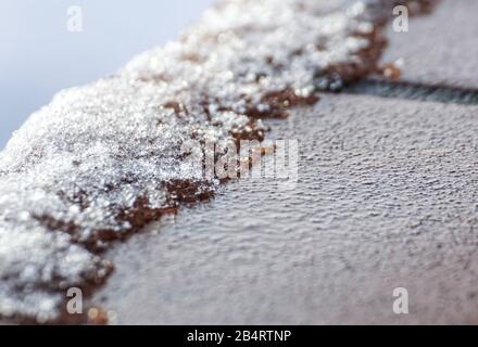 Radpaar aus einem Güterwagen auf Schienen. Radsystem mit Federn. Stockfoto