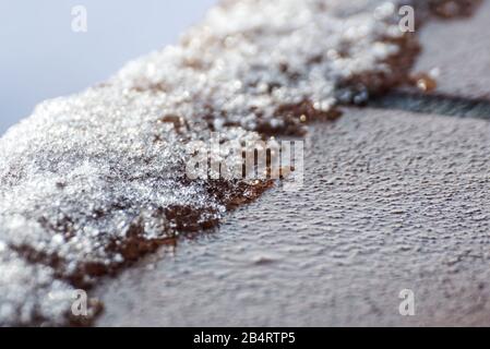 Radpaar aus einem Güterwagen auf Schienen. Radsystem mit Federn. Stockfoto