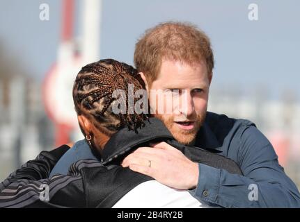 Silverstone, Großbritannien. März 2020. Prinz Harry, Herzog von Sussex, eröffnet offiziell Das Silverstone Experience, ein immersives Museum, das die Geschichte der Vergangenheit, Gegenwart und Zukunft von British Motor Racing erzählt. Prinz Harry, Herzog von Sussex, wurde am 6. März 2020 von Lewis Hamilton (Formel-1-Weltmeister) auf der Rennstrecke in Silverstone, Silverstone, Northants, Großbritannien, in die USA aufgenommen. Credit: Paul Marriott/Alamy Live News Stockfoto