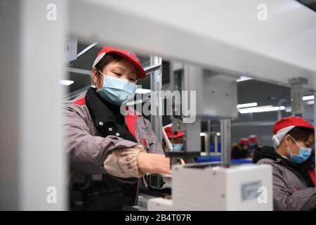 Xiangtan, Chinas Provinz Hunan. März 2020. Die Menschen arbeiten in einer Fabrik eines Spielzeugmachers in Xiangtan, der zentralchinesischen Provinz Hunan, am 6. März 2020. Seit dem Ausbruch des COVID-19 hat der Toymaker in der Provinz Hunan seine Fabrik auf die Produktion von Infrarot-Thermometern umgestellt, um den Kampf gegen das neuartige Coronavirus zu unterstützen. Credit: Xue Yuge/Xinhua/Alamy Live News Stockfoto