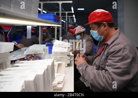 Xiangtan, Chinas Provinz Hunan. März 2020. Die Menschen arbeiten in einer Fabrik eines Spielzeugmachers in Xiangtan, der zentralchinesischen Provinz Hunan, am 6. März 2020. Seit dem Ausbruch des COVID-19 hat der Toymaker in der Provinz Hunan seine Fabrik auf die Produktion von Infrarot-Thermometern umgestellt, um den Kampf gegen das neuartige Coronavirus zu unterstützen. Credit: Xue Yuge/Xinhua/Alamy Live News Stockfoto