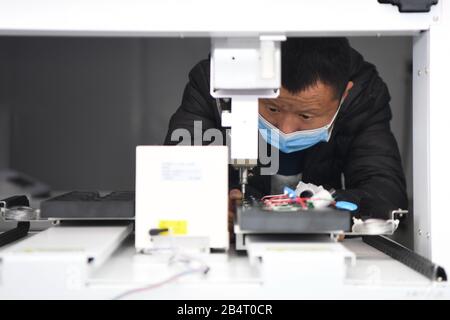 Xiangtan, Chinas Provinz Hunan. März 2020. Ein Techniker passt die Ausrüstung für Infrarotthermometer in einer Fabrik eines Spielzeugmachers in Xiangtan, der zentralen chinesischen Provinz Hunan, am 6. März 2020 an. Seit dem Ausbruch des COVID-19 hat der Toymaker in der Provinz Hunan seine Fabrik auf die Produktion von Infrarot-Thermometern umgestellt, um den Kampf gegen das neuartige Coronavirus zu unterstützen. Credit: Xue Yuge/Xinhua/Alamy Live News Stockfoto