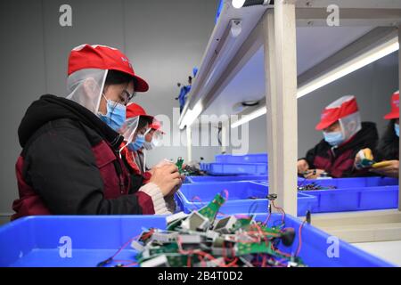 Xiangtan, Chinas Provinz Hunan. März 2020. Die Menschen arbeiten in einer Fabrik eines Spielzeugmachers in Xiangtan, der zentralchinesischen Provinz Hunan, am 6. März 2020. Seit dem Ausbruch des COVID-19 hat der Toymaker in der Provinz Hunan seine Fabrik auf die Produktion von Infrarot-Thermometern umgestellt, um den Kampf gegen das neuartige Coronavirus zu unterstützen. Credit: Xue Yuge/Xinhua/Alamy Live News Stockfoto