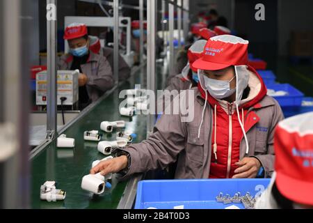 Xiangtan, Chinas Provinz Hunan. März 2020. Die Menschen arbeiten in einer Fabrik eines Spielzeugmachers in Xiangtan, der zentralchinesischen Provinz Hunan, am 6. März 2020. Seit dem Ausbruch des COVID-19 hat der Toymaker in der Provinz Hunan seine Fabrik auf die Produktion von Infrarot-Thermometern umgestellt, um den Kampf gegen das neuartige Coronavirus zu unterstützen. Credit: Xue Yuge/Xinhua/Alamy Live News Stockfoto