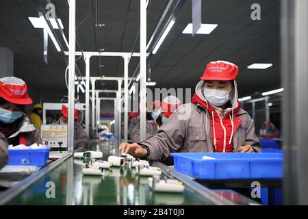 Xiangtan, Chinas Provinz Hunan. März 2020. Die Menschen arbeiten in einer Fabrik eines Spielzeugmachers in Xiangtan, der zentralchinesischen Provinz Hunan, am 6. März 2020. Seit dem Ausbruch des COVID-19 hat der Toymaker in der Provinz Hunan seine Fabrik auf die Produktion von Infrarot-Thermometern umgestellt, um den Kampf gegen das neuartige Coronavirus zu unterstützen. Credit: Xue Yuge/Xinhua/Alamy Live News Stockfoto