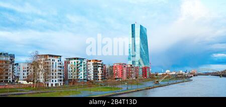 Panoramaaussicht mit dem Hauptgebäude der Europäischen Zentralbank (EZB) und Wohnhäusern entlang des Mains. Frankfurt am Main, Deutschland. Stockfoto