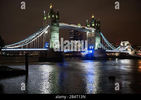 Londons Turmbrücke bei Nacht Stockfoto