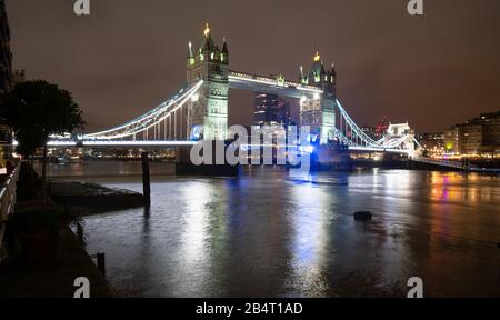 Londons Turmbrücke bei Nacht Stockfoto