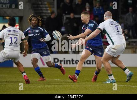 Sale Sharks Stand-off Rob Du Preez Off lädt den Ball zu Sale Sharks Wing Marland Yarde während eines Gallagher Premiership Rugby Union Matches, gewonnen von Sharks 39-0, Freitag, 6. März 2020, in Eccles, Großbritannien. (Foto von IOS/ESPA-Images) Stockfoto
