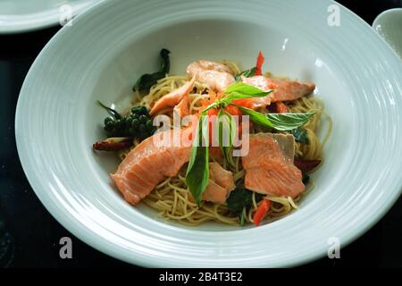 Lachsspaghetti, Räucherlachs und Garnelenei mit würzigem thailändischen Kraut. Hausgemachte Lebensmittel. Konzept für eine leckere und gesunde Mahlzeit, Draufsicht Stockfoto