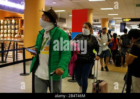 Callao, Peru. März 2020. Passagiere tragen am 6. März 2020 Schutzmasken im Bordgebiet internationaler Flüge auf dem internationalen Flughafen Jorge Chavez in der verfassungsgebenden Provinz Callao, Peru. Der peruanische Präsident Martin Vizcarra kündigte am Freitag den ersten bestätigten Fall der COVID-19 des Landes an. Kredit: Mariana Bazo/Xinhua/Alamy Live News Stockfoto