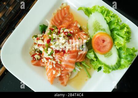 Würziger Salmon Salat mit frischem Chili und Knoblauch, thailändisches Essen. Hausgemachte Lebensmittel. Konzept für eine leckere und gesunde Mahlzeit, Draufsicht Stockfoto